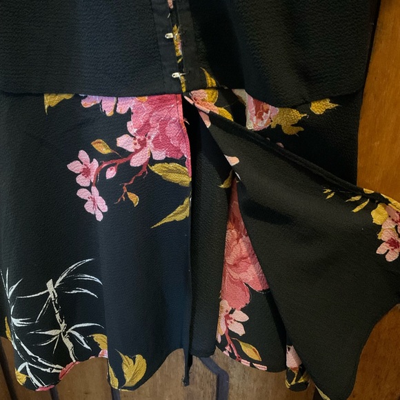 City Chic Floral Top Size AU 24 $17 🌺 - Picture 6 of 15